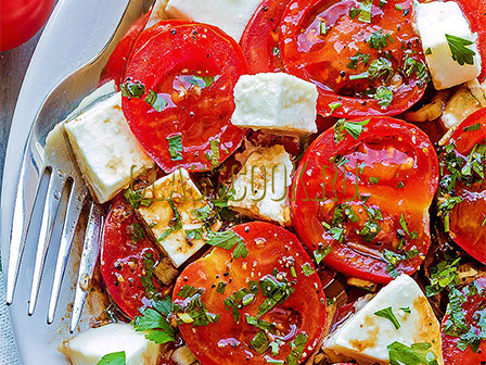 Рецепт салата с помидорами и сыром.